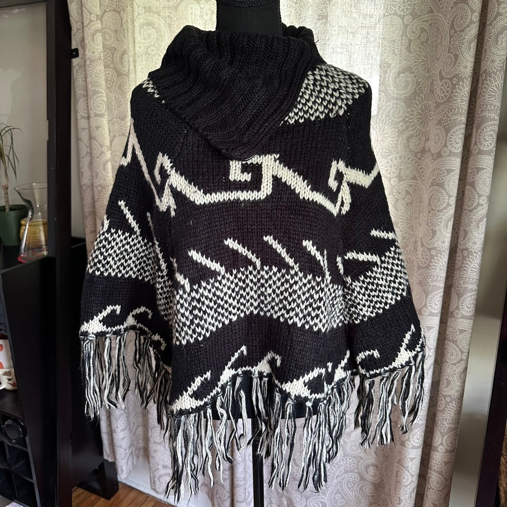 Steve Madden Black White Geometric Knit Poncho Cowl Neck Fringe Hem OS‎